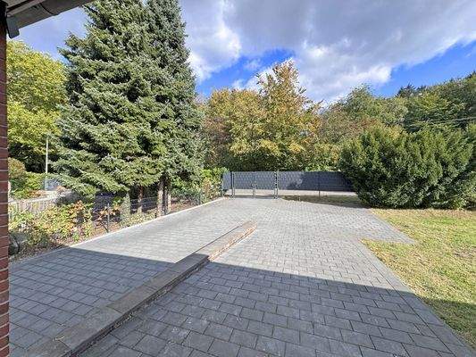 Blick vom Eingangsbereich zur Zufahrt