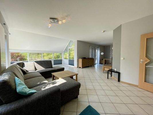 Wohnzimmer mit Wintergarten mit Blick ins Esszimmer