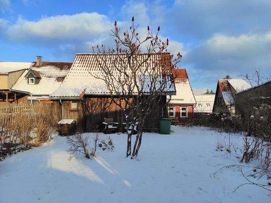 Garten und Rückseite Nebengelass