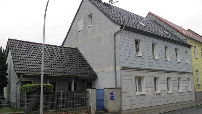 Wohnhausansicht mit Anbau, Strassenseite