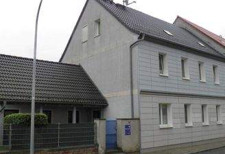 Wohnhausansicht mit Anbau, Strassenseite