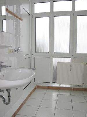 helles Duschbad mit Waschmaschinen-Anschluss