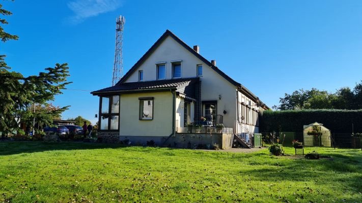 Wohnhaus mit großem Garten