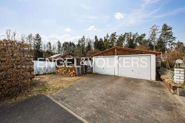 Blick auf die Zufahrt, die Doppelgarage und den Schuppen - Platz für Handwerk und Hobby vorhanden
