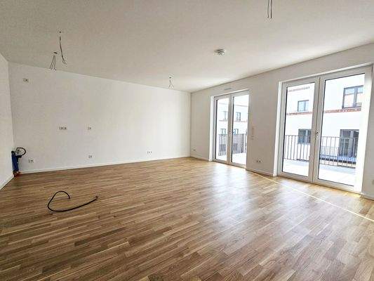 Wohnzimmer mit offener Küche