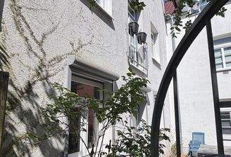 Rückwärtige Ansicht und Terrasse im Innenhof