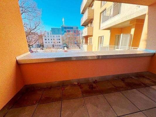 großer, überdachter Balkon