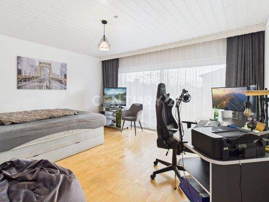 ...und großer Fensterfront