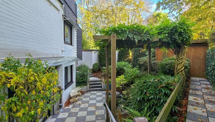 untere Terrasse vor den UG-Wohnräumen