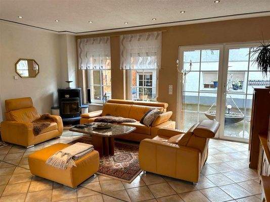 EFH Wohnzimmer mit Kamin EG