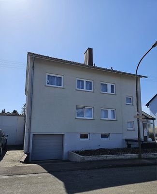 die vordere Hausansicht