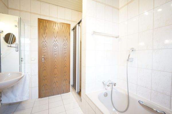 Bild 15_großes Badezimmer.JPG