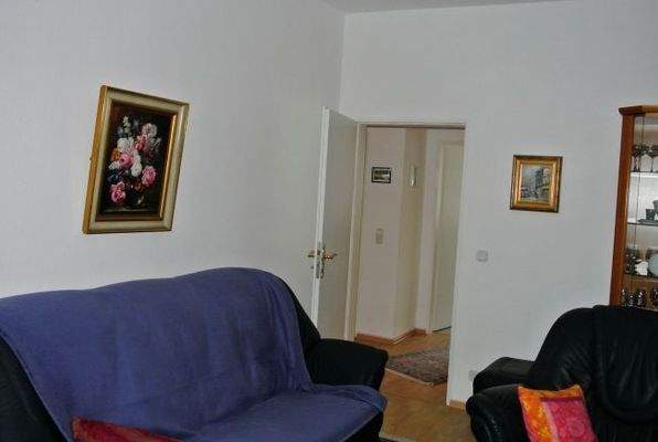 großes Wohnzimmer mit Zugang zum Balkon