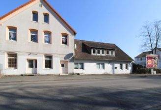 Außenansicht mit Werbetafel