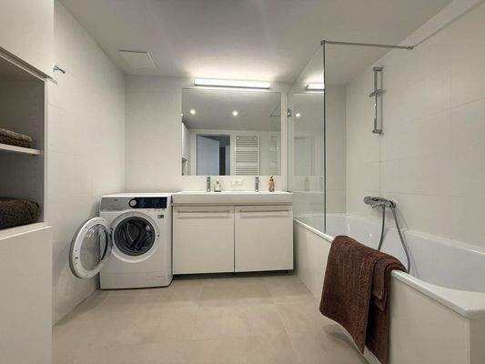 Bad mit Duschwanne, Bademöbel und Waschmaschine