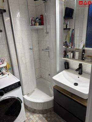 Bad mit Dusche und Fenster