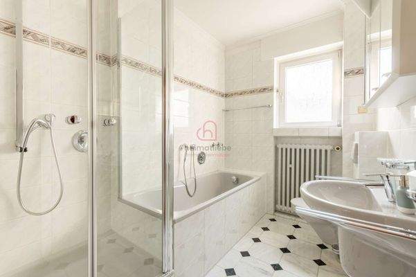 Badezimmer Dusche, Wanne und Tageslicht