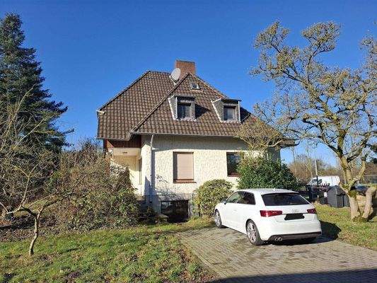 Außenansicht mit Stellplatz