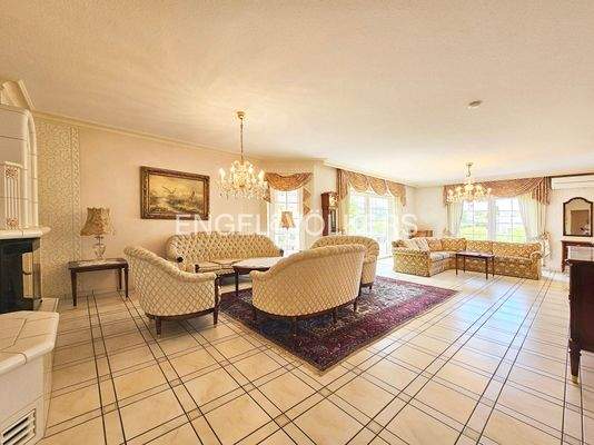 Wohnbereich mit Zugang zum Wintergarten