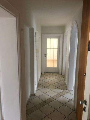 Flur mit Abstellschrank.jpg