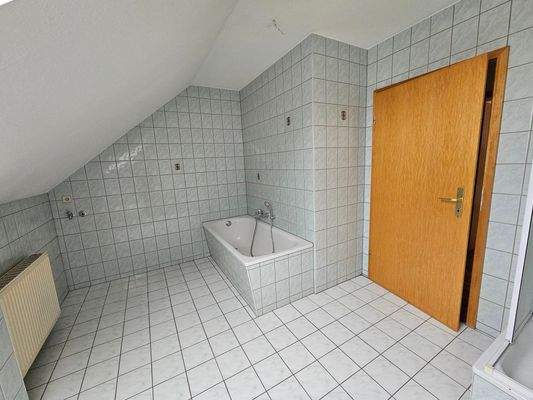 Bad mit Badewanne und Dusche