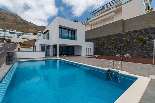 Moderne und helle Villa mit Infinity-Pool zum Verkauf auf einem großen Grundstück in Roque del Conde