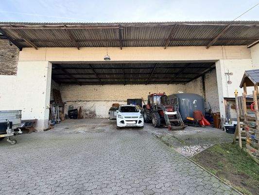 offene Unterstellhalle