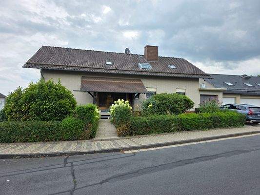 Hausansicht Eingangsseite mit Garage.jpg