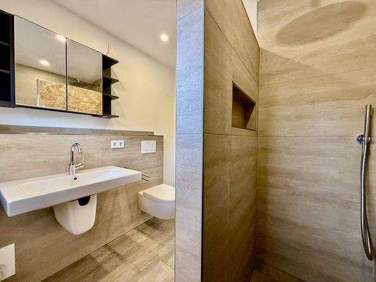 Bad mit bodentiefer Dusche