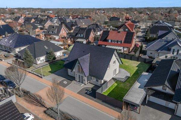 Das Einfamilienhaus fügt sich harmonisch ins Wohngebiet ein