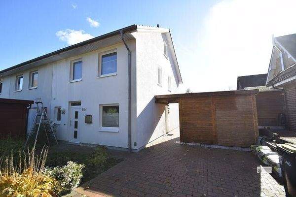 Gesamtansicht Reihenendhaus mit Holzhaus (2)