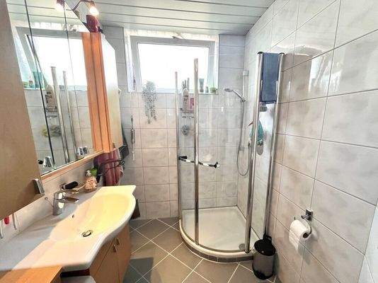 Tageslichtbadezimmer mit Dusche