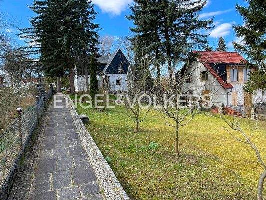 Gartenansicht / Zuwegung