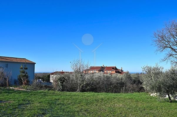 Perfektes Baugrundstück mit Meerblick in der Nähe von Novigrad