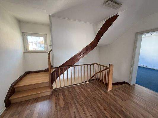 Flur OG mit Aufgang in DG