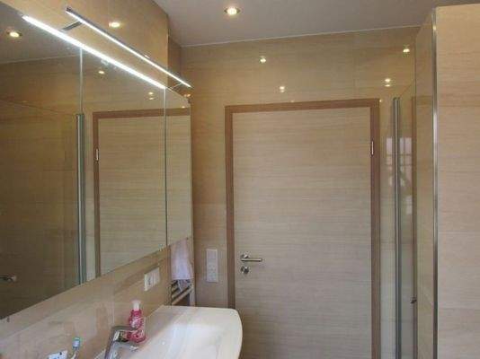 Bad mit Spiegelschrank und Unterbauschrank