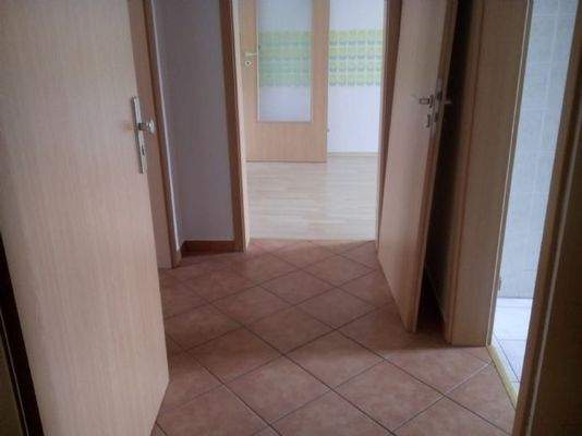 Flur mit Zugang zu Wohnzimmer,Küche und Bad 2.OG