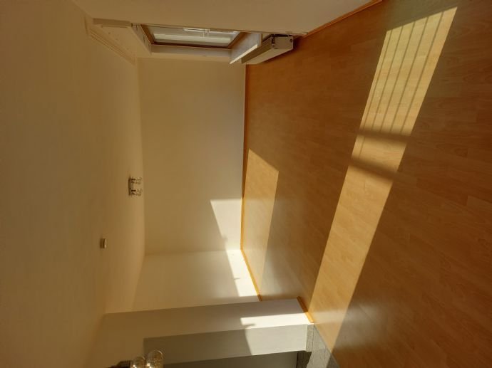 Helle, geräumige und gepflegte 3-Zimmer-Wohnung mit Balkon und Einbauküche in Dreieich