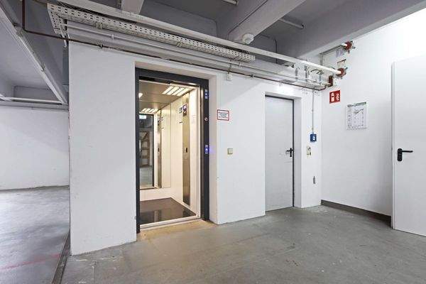 TG-Aufzug und Zugang Treppenhaus