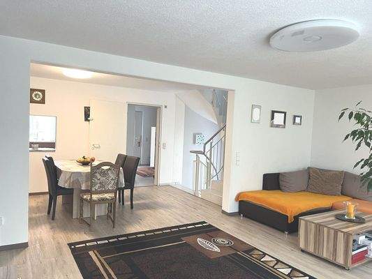 Wohnen mit Blick in Richtung Essen und Eingangsbereich