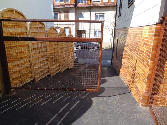 Einfahrt rechts vom Haus