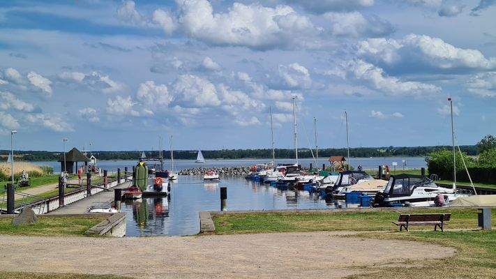 Hafen mit Liegeplätzen