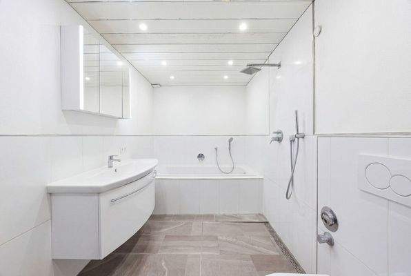 Badezimmer mit bodengleicher Dusche