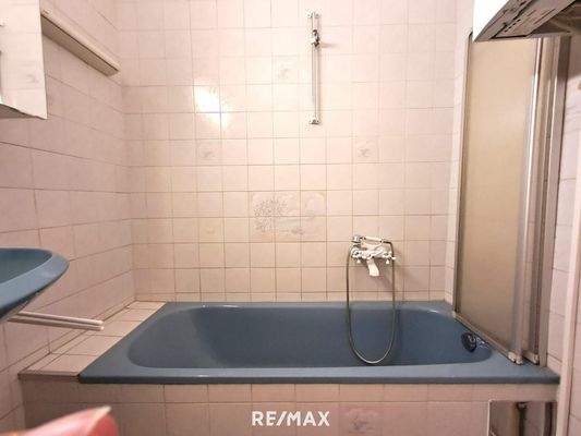 Badezimmer mit Badewanne