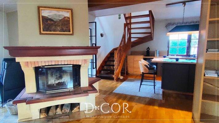 großer Kamin im offenen Wohnzimmer