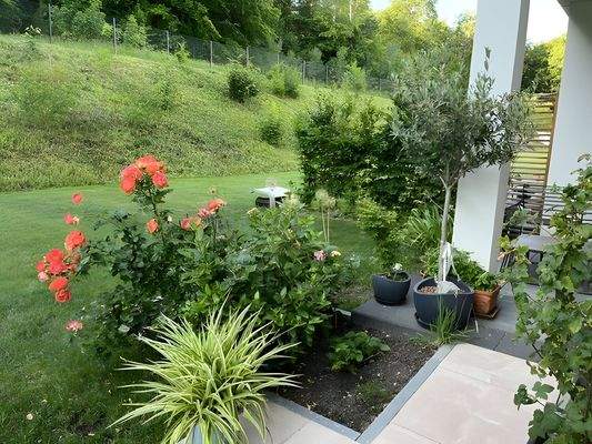 Privater Gartenbereich mit Zugang zur überdachten Terrasse