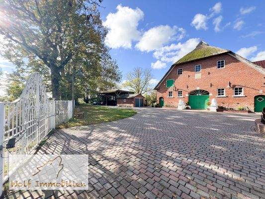 Großer gepflasterter Hof