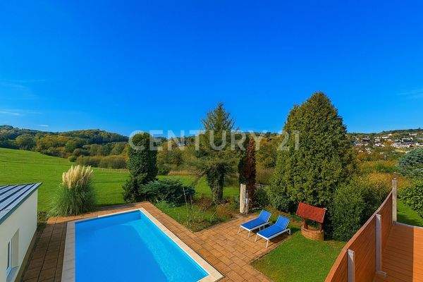 Poolterrasse mit weitem Landschaftsblick