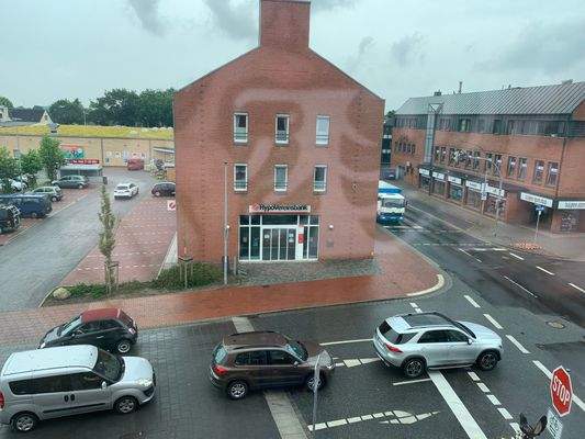 Blick auf die Schaufensterfront aus dem 1. Stock
