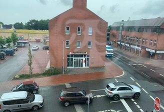 Blick auf die Schaufensterfront aus dem 1. Stock